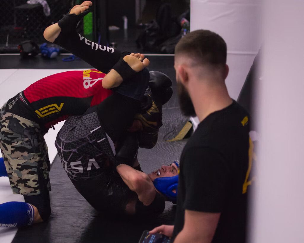 Práctica de control y defensa personal en el tatami